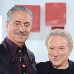 Simon Abkarian et Michel Drucker lors de l'enregistrement de l'émission Vivement dimanche édition spéciale intitulée 'Général de Gaulle' au studio Rive gauche, présentée par M.Drucker et diffusée le 11 octobre sur France 3, à Paris, France, le 30 septembre 2026. © Guillaume Gaffiot/Bestimage