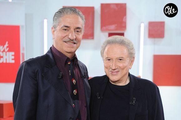 Simon Abkarian et Michel Drucker lors de l'enregistrement de l'émission Vivement dimanche édition spéciale intitulée 'Général de Gaulle' au studio Rive gauche, présentée par M.Drucker et diffusée le 11 octobre sur France 3, à Paris, France, le 30 septembre 2026. © Guillaume Gaffiot/Bestimage
