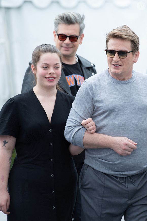 Anna Biolay, Benjamin Biolay et Benoit Magimel assistant au Photocall Rosalie dans le cadre du 76ème Festival de Cannes à Cannes, France, le 18 mai 2023. Photo par Aurore Marechal/ABACAPRESS.COM