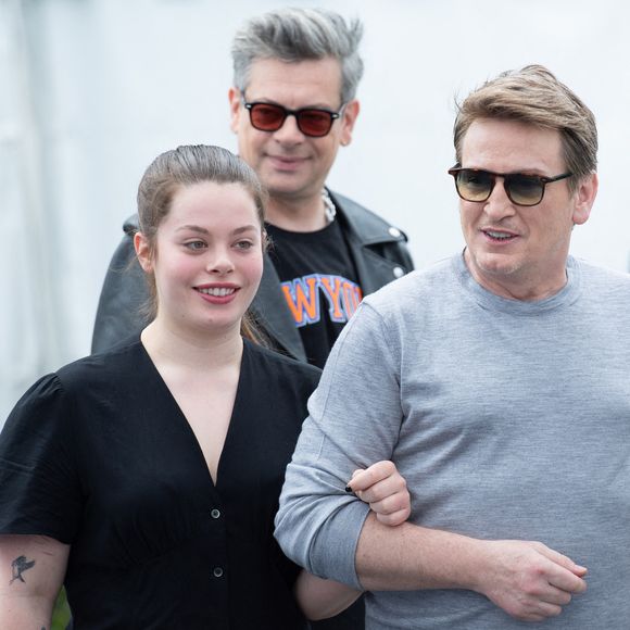 Anna Biolay, Benjamin Biolay et Benoit Magimel assistant au Photocall Rosalie dans le cadre du 76ème Festival de Cannes à Cannes, France, le 18 mai 2023. Photo par Aurore Marechal/ABACAPRESS.COM