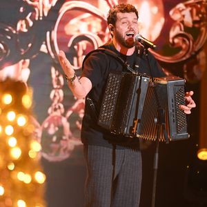 Claudio Capéo et plusieurs artistes offriront des performances exceptionnelles sur la scène de l'émission

Exclusif - Claudio Capéo - Enregistrement de l'émission Vivement dimanche au studio Rive gauche, présentée par Michel Drucker le 16 décembre 2025. . Diffusion sur France 3 le 04/01/2026 . © Guillaume Gaffiot / Bestimage