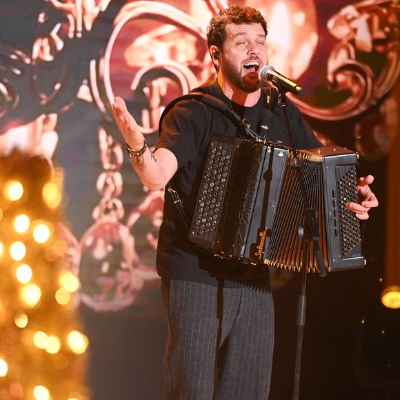 Claudio Capéo et plusieurs artistes offriront des performances exceptionnelles sur la scène de l'émission

Exclusif - Claudio Capéo - Enregistrement de l'émission Vivement dimanche au studio Rive gauche, présentée par Michel Drucker le 16 décembre 2025. . Diffusion sur France 3 le 04/01/2026 . © Guillaume Gaffiot / Bestimage