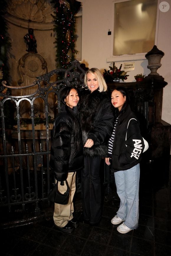 Exclusif - Laeticia Hallyday et son ex-compagnon Jalil Lespert, accompagnés de Jade et Joy sont allés rendre visite au Manneken-Pis qui a été rhabillé en hommage à Johnny Hallyday à Bruxelles le 20 décembre 2022. © Dominique Jacovides / Bestimage