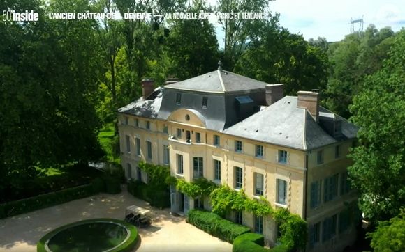 Situé à 75 kilomètres environ de Paris

Le domaine de Catherine Deneuve en Normandie. @ TF1 / 50'Inside