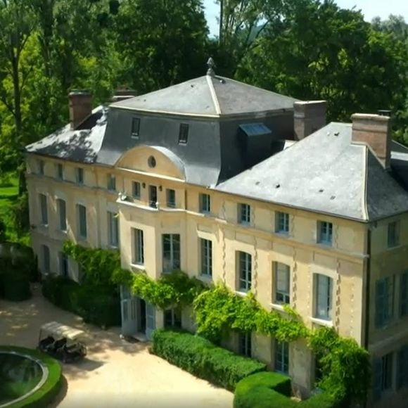 Situé à 75 kilomètres environ de Paris

Le domaine de Catherine Deneuve en Normandie. @ TF1 / 50'Inside