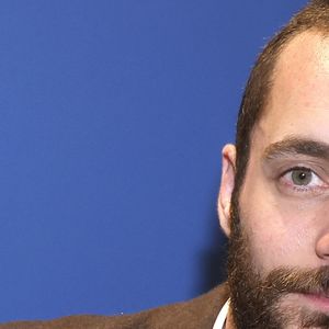 Louis Sarkozy s'était fait particulièrement remarquer en faisant le tour des médias récemment pour la promotion de son dernier livre "Napoléon Bonaparte : L'empire des livres".

Exclusif - Louis Sarkozy en séances de dédicaces pour son livre "Napoléon Bonaparte - L'empire des livres" (Éditions Passés composés) à la librairie Lamartine à Paris. 
© Cédric Perrin/Bestimage