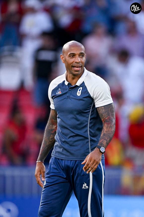 Ce projet serait né notamment de l’expérience personnelle de Thierry Henry. 

Thierry Henry lors de la finale qui oppose la France à l’Espagne (3-5) pour les Jeux Olympiques au Parc des Princes à Paris, le 9 aout 2024. © Jacovides-Perusseau / Bestimage