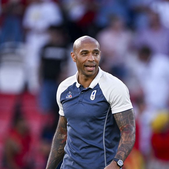 Ce projet serait né notamment de l’expérience personnelle de Thierry Henry. 

Thierry Henry lors de la finale qui oppose la France à l’Espagne (3-5) pour les Jeux Olympiques au Parc des Princes à Paris, le 9 aout 2024. © Jacovides-Perusseau / Bestimage