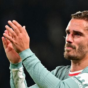 Antoine Griezmann, de l'Atlético de Madrid, célèbre la victoire à la fin du match de la 7e journée de la phase de groupes de la Ligue des champions de l'UEFA 2024/25 opposant le Paris Saint-Germain à l'Atlético de Madrid au Parc des Princes, le 6 novembre 2024 à Paris, en France.© Christian Liewig/Bestimage