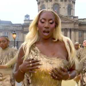 Aya Nakamura et la Garde Républicaine - Cérémonie d'ouverture des Jeux Olympiques (JO) de Paris 2024 le 26 juillet 2024.
© Capture France TV via Bestimage