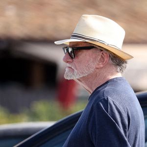 Il confie : "Il y a quelques années, j’ai tout vendu : mes affiches, mes costumes de scène et mes Victoires de la musique". 

Eddy Mitchell et sa femme Muriel se baladent sur le port de Saint-Tropez le 6 juillet 2024.
©Agence / Bestimage
