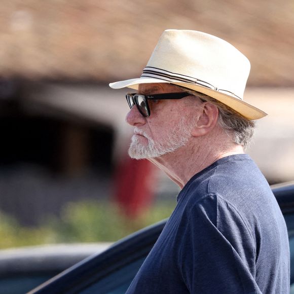 Il confie : "Il y a quelques années, j’ai tout vendu : mes affiches, mes costumes de scène et mes Victoires de la musique". 

Eddy Mitchell et sa femme Muriel se baladent sur le port de Saint-Tropez le 6 juillet 2024.
©Agence / Bestimage