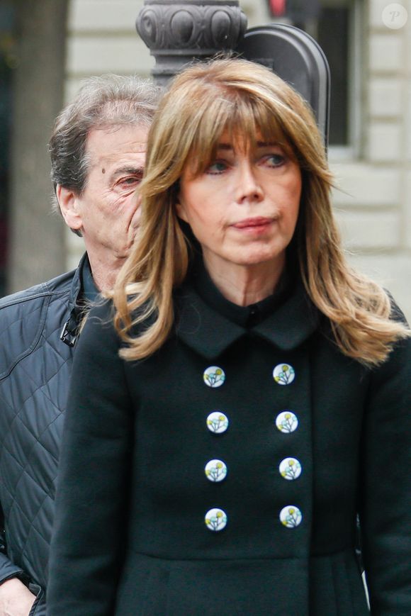 Et ensuite ? Isabelle Morizet envisagerait de relancer sa carrière musicale, sous son nom de scène Karen Chéryl.

Isabelle Morizet (Karen Cheryl) aux arrivées aux obsèques du producteur Humbert Ibach (Mémé Ibach), figure du disque et de la TV des années 70/90, en l’église Notre Dame d’Auteuil à Paris, France, le 12 mai 2025. © Christophe Clovis/Bestimage