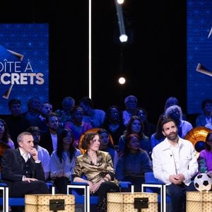 Tina Arena, Ycare, Elie Semoun, Faustine Bollaert lors de l'enregistrement de l'émission "La Boîte à secrets", dans les studios du Lendit à Saint-Denis, France, le 16 décembre 2025.

© Cyril Moreau/Bestimage
