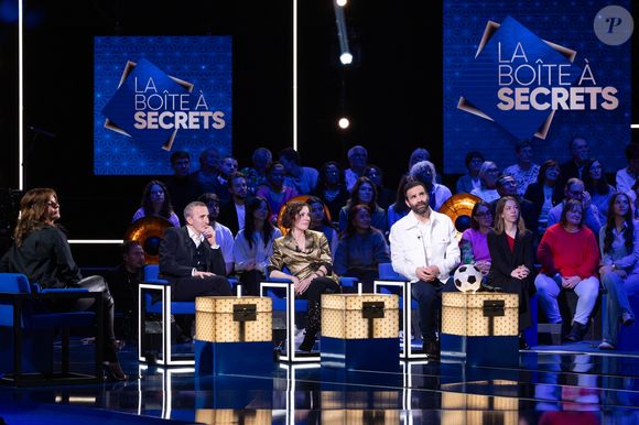 Tina Arena, Ycare, Elie Semoun, Faustine Bollaert lors de l'enregistrement de l'émission "La Boîte à secrets", dans les studios du Lendit à Saint-Denis, France, le 16 décembre 2025.

© Cyril Moreau/Bestimage