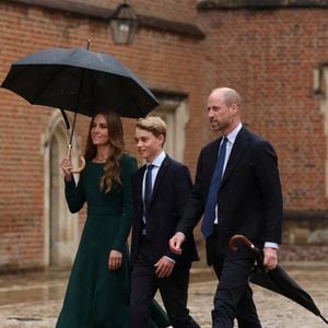 Le prince George de Galles, fait sa rentrée au collège d'Eton entouré de ses parents, le prince William, prince de Galles, et Catherine (Kate) Middleton, princesse de Galles, le 8 septembre 2026.  © PA Wire/PA Images / Bestimage
