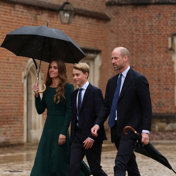 Le prince George de Galles, fait sa rentrée au collège d'Eton entouré de ses parents, le prince William, prince de Galles, et Catherine (Kate) Middleton, princesse de Galles, le 8 septembre 2026.  © PA Wire/PA Images / Bestimage