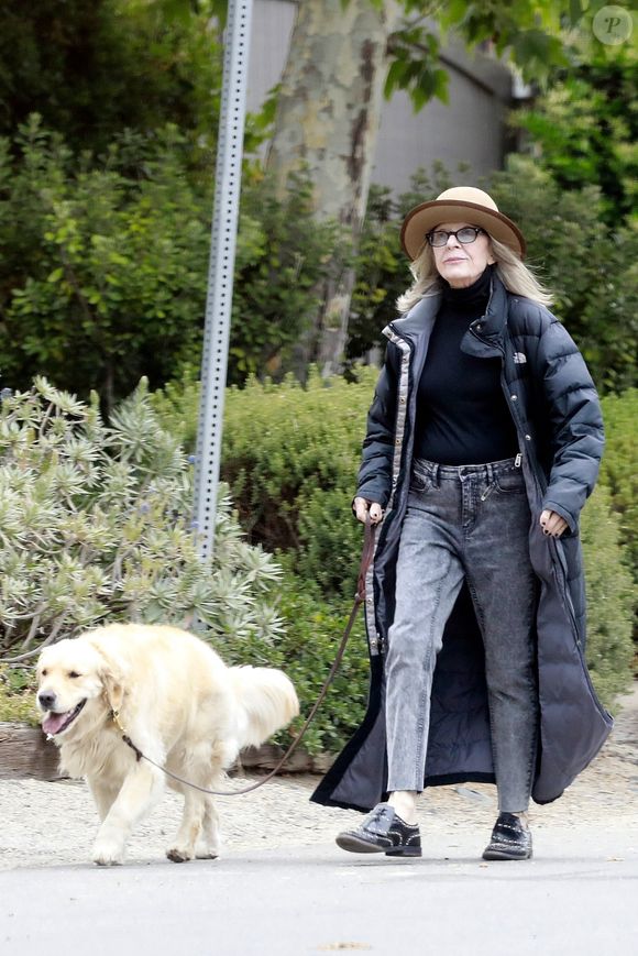 Exclusif - Diane Keaton profite de la nature verdoyante autour de sa maison, alors qu'elle promène son chien dans les rues de Brentwood. Le 2 avril 2022.
Crédit : Backgrid USA / Bestimage