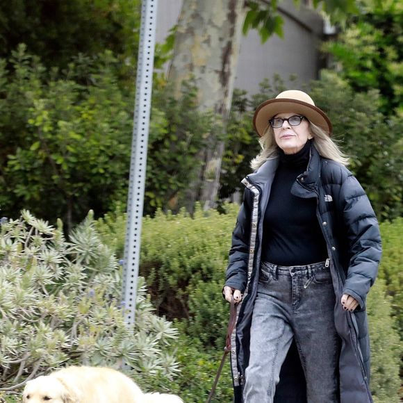Exclusif - Diane Keaton profite de la nature verdoyante autour de sa maison, alors qu'elle promène son chien dans les rues de Brentwood. Le 2 avril 2022.
Crédit : Backgrid USA / Bestimage