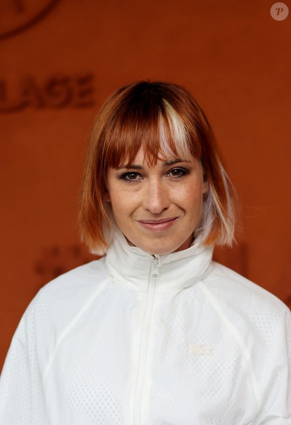 Avec "Je t'accuse", clin d'oeil au J'accuse d'Emile Zola dans l'Affaire Dreyfus, l'artiste entend tendre la main aux victimes de violences sexuelles et sexistes. 

La chanteuse Suzane (Océane Colom) - Les célébrités au village lors des Internationaux de France de tennis de Roland Garros 2024 à Paris. Le 28 mai 2024. 
© Jacovides-Moreau / Bestimage