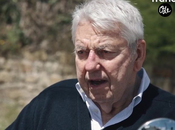 Pour le 20h30 le dimanche de France 2, Laurent Delahousse, s'est rendu voir Charles Piétry dans le jardin de sa maison de Carnac, en Bretagne.

Charles Piétry dans le 20h30 de France 2