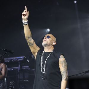 Sur les réseaux, le chanteur a déclaré : "Je suis triste et déçu, mais finalement pas très surpris par l'attitude de la productrice Pascale Le Berre".

Exclusif - Pascal Obispo en concert à La Seine Musicale à Boulogne-Billancourt, le 19 octobre 2023.

Photo : Coadic Guirec / Bestimage