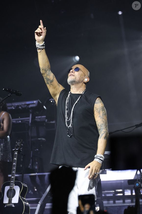 Sur les réseaux, le chanteur a déclaré : "Je suis triste et déçu, mais finalement pas très surpris par l'attitude de la productrice Pascale Le Berre".

Exclusif - Pascal Obispo en concert à La Seine Musicale à Boulogne-Billancourt, le 19 octobre 2023.

Photo : Coadic Guirec / Bestimage