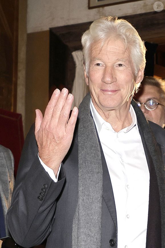 Et Richard Gere était visiblement séduit par la journaliste
Exclusif - Richard Gere au dîner de Noël de l'association "Soleil d'enfance" au restaurant Fouquet's Paris le 2 décembre 2024. V.Kaprisky dînait dans un restaurant avec R.Gere ; elle lui a proposé de venir à la soirée de Noël de l'association au Fouquet's. 40 ans après avoir partagé l'affiche du film "À bout de souffle, made in USA", les ex partenaires à l'écran se retrouvent le temps d'un dîner caritatif.

© Cédric Perrin / Bestimage