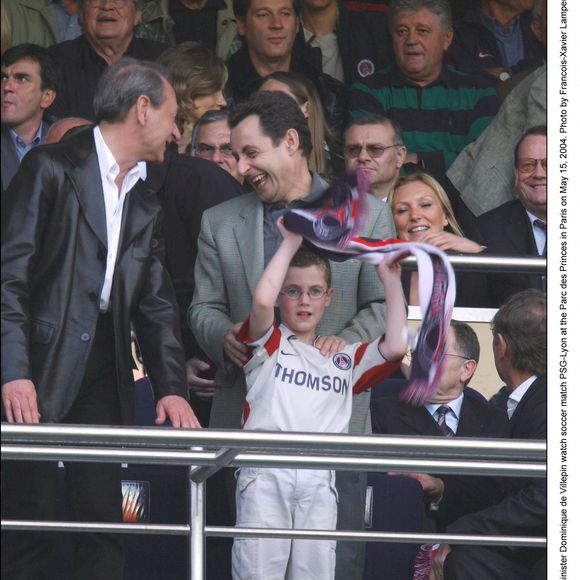 Le maire de Paris Bertrand Delanoë et le ministre du Budget Nicolas Sarkozy et son fils assistent au match de football PSG-Lyon au Parc des Princes à Paris le 15 mai 2004. Photo par Francois-Xavier Lamperti/ABACA.