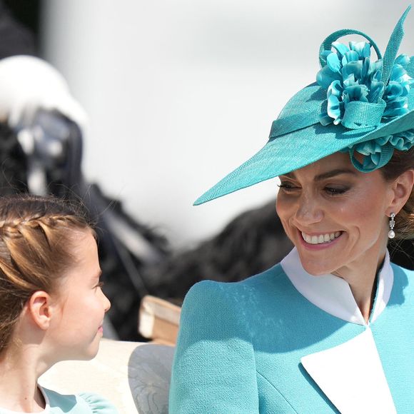 "George fixing hair is iconic", peut-on lire notamment sur le chat du live de Trooping the Colour. 

La princesse Charlotte de Galles, Catherine (Kate) Middleton, princesse de Galles - Les membres de la famille royale britannique arrivent à Buckingham Palace pour la cérémonie Trooping the Colour à Londres, le 14 juin 2025. Affecté par le crash du Boeing 787 Dreamliner à Ahmedabad du 12 juin, le souverain et les officiels porteront un brassard noir en hommage aux plus de 270 victimes. Bon nombre d'elles étaient des ressortissants britanniques.
© James Whatling / Bestimage
