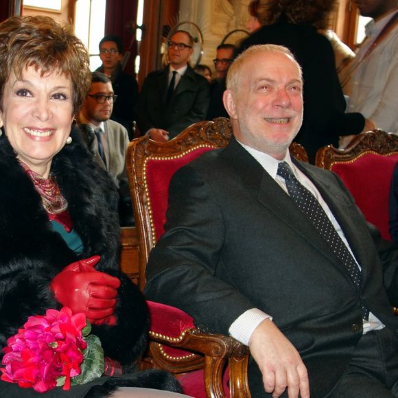 En relisant Amour malade, suite à cette triste disparition, on ne peut qu'imaginer la peine dans laquelle se trouve aujourd'hui Thomas Stern.

Exclusif -Catherine Laborde et Thomas Stern dans la mairie - Catherine Laborde a épousé son compagnon de longue date Thomas Stern, publicitaire, samedi 9 novembre 2013 à la mairie du 2e arrondissement de Paris, en présence de ses amis les plus proches.