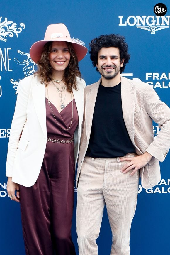Vanille Clerc (fille de Julien Clerc et de Virginie Coupérie-Eiffel) et son compagnon - People au prix de Diane à l'hippodrome de Chantilly, France, le 16 juin 2024. © Christophe Clovis / Bestimage