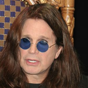 Les funérailles, organisées le 30 juillet à Birmingham, ont rassemblé toute la famille et de nombreux fans, le cortège traversant la ville sous les hommages floraux et les messages de soutien. 

FILE PHOTO Ozzy Osbourne Has Passed Away.

OZZY AND SHARON OSBOURNE 2006