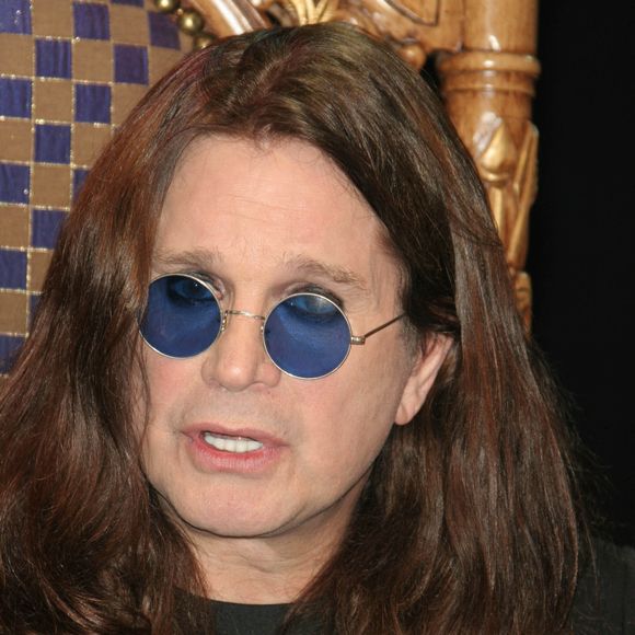 Les funérailles, organisées le 30 juillet à Birmingham, ont rassemblé toute la famille et de nombreux fans, le cortège traversant la ville sous les hommages floraux et les messages de soutien. 

FILE PHOTO Ozzy Osbourne Has Passed Away.

OZZY AND SHARON OSBOURNE 2006