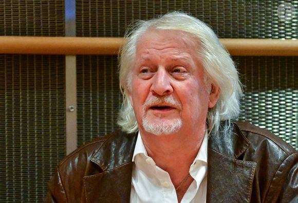 Cette annulation intervient alors qu’il s'apprête à dévoiler son nouvel album. 

Le présentateur de télévision Patrick Sébastien assiste à une audition devant la commission d'enquête parlementaire sur la neutralité, le fonctionnement et le financement de la radiodiffusion publique à l'Assemblée nationale à Paris, France, le 31 mars 2026. © Christian Liewig/Bestimage