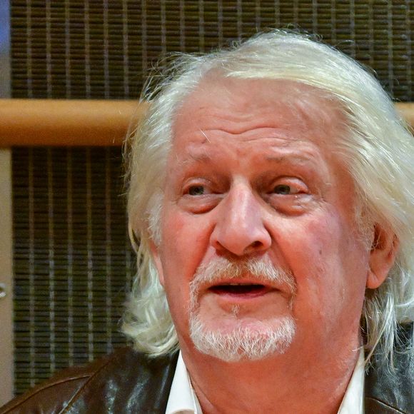 Cette annulation intervient alors qu’il s'apprête à dévoiler son nouvel album. 

Le présentateur de télévision Patrick Sébastien assiste à une audition devant la commission d'enquête parlementaire sur la neutralité, le fonctionnement et le financement de la radiodiffusion publique à l'Assemblée nationale à Paris, France, le 31 mars 2026. © Christian Liewig/Bestimage
