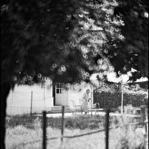 Le couple a aussi fait l'acquisition d'une maison de campagne en Normandie.

Simone Signoret dans sa maison de Campagne d'Autheuil-Authouillet en Normandie en 1980. © LAURENT SOLA / BESTIMAGE