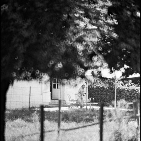 Le couple a aussi fait l'acquisition d'une maison de campagne en Normandie.

Simone Signoret dans sa maison de Campagne d'Autheuil-Authouillet en Normandie en 1980. © LAURENT SOLA / BESTIMAGE