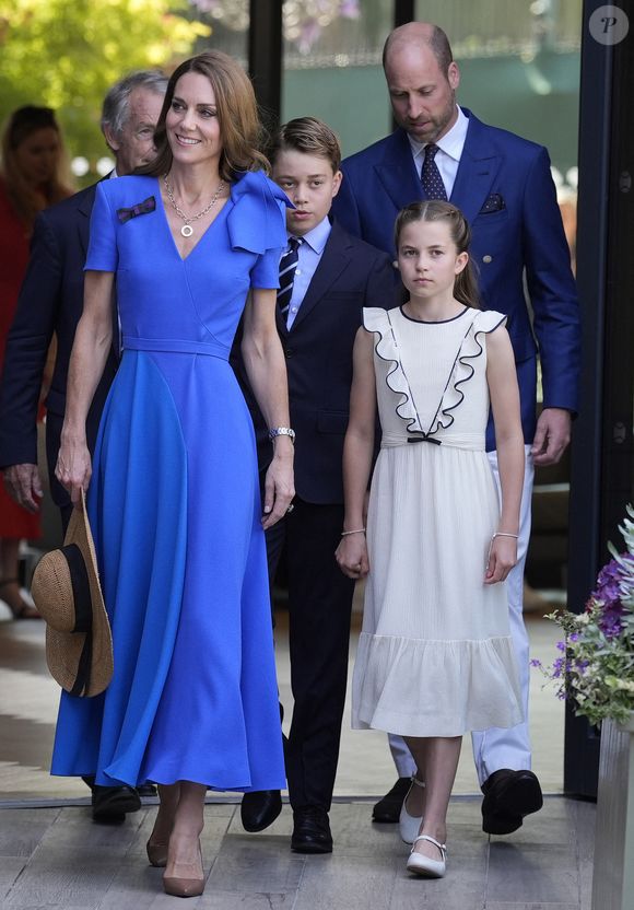 Le Prince et la Princesse de Galles (Le prince William, prince de Galles, et Catherine (Kate) Middleton, princesse de Galles), le Prince George (Le prince George de Galles) et la Princesse Charlotte (La princesse Charlotte de Galles) regardent la finale masculine de Wimbledon entre Jannik Sinner et Carlos Alcaraz, au All England Lawn Tennis and Croquet Club, Wimbledon, Londres, Royaume-Uni, le 13 juillet 2025.