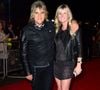 Sa mort a été annoncée sur les réseaux sociaux de The Alarm
Mike Peters et sa femme Jules assistant à la première de Soul Boys of the Western World, Spandau Ballet : The Film au Royal Albert Hall, à Londres. Le 30 septembre 2014. Photo par Ian West/PA Wire.