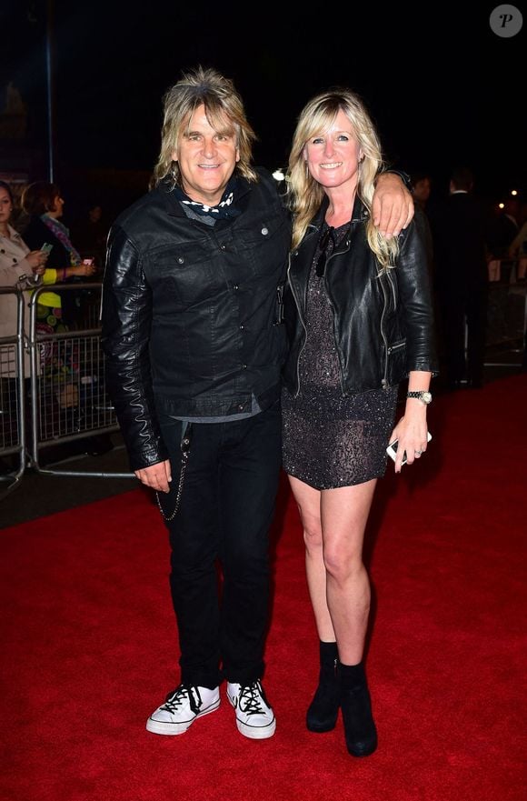 Sa mort a été annoncée sur les réseaux sociaux de The Alarm

Mike Peters et sa femme Jules assistant à la première de Soul Boys of the Western World, Spandau Ballet : The Film au Royal Albert Hall, à Londres. Le 30 septembre 2014. Photo par Ian West/PA Wire.