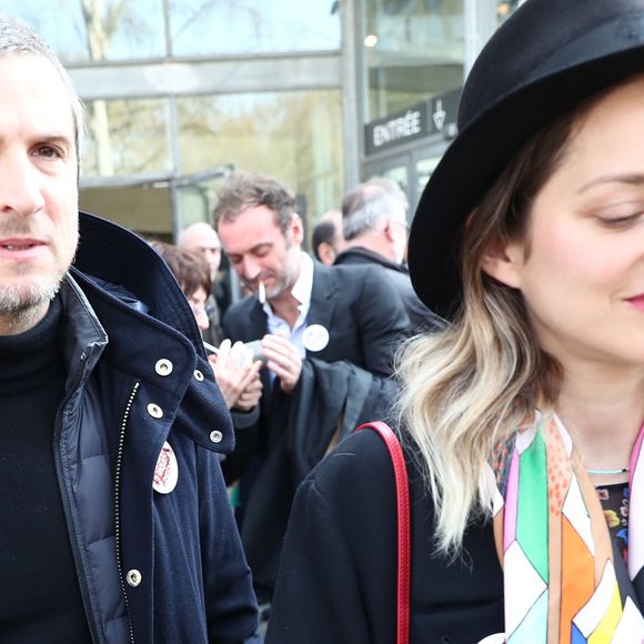Marion Cotillard et son compagnon Guillaume Canet à la sortie de l'hommage à Agnès Varda dans la Cinémathèque française avant ses obsèques au cimetière du Montparnasse à Paris, France, le 2 avril 2019. (AGENCE / BESTIMAGE).