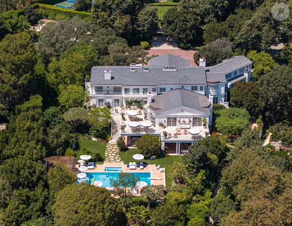 EXCLUSIVITÉ À Beverly Hills, Californie. Vues aériennes de la propriété de Jeff Bezos à Beverly Hills. La vaste propriété bénéficie d'un parc parfaitement entretenu et d'une vue imprenable. La résidence du milliardaire continue d'attirer l'attention dans ce quartier exclusif.
17/08/2025 © Backgrid USA / Bestimage
