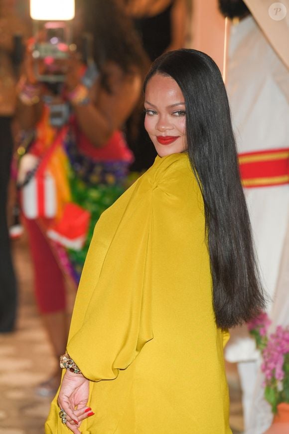Sa générosité et son engagement humanitaire, portés par une fondation dédiée à des causes essentielles, révèlent une nouvelle facette de l'icône.

Mumbai, INDE Rihanna a illuminé la salle dans un ensemble jaune saisissant lors du lancement de Fenty Beauty à Mumbai. 

Sur la photo : Rihanna