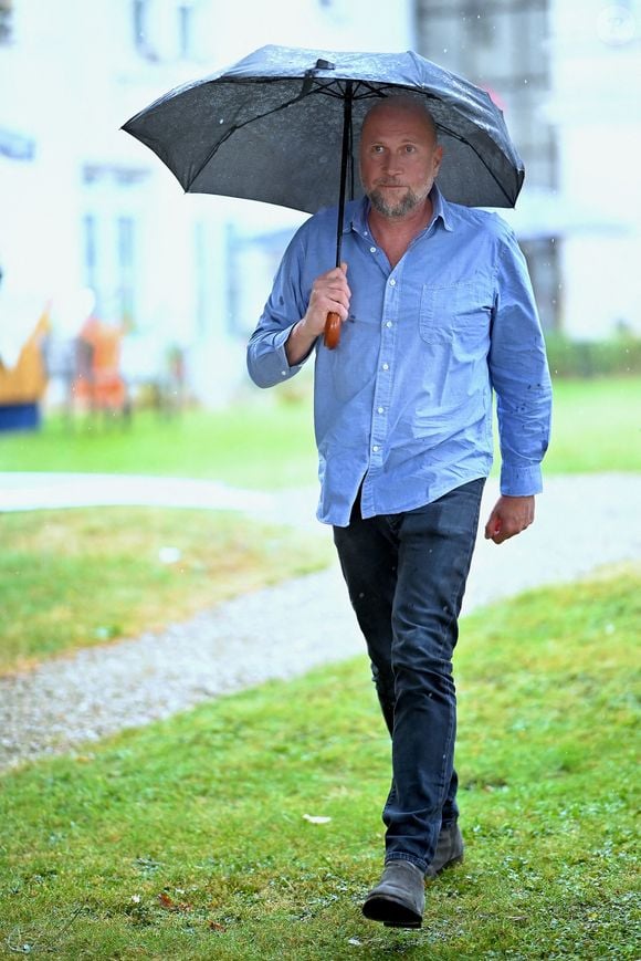 Il possède une maison sur l'île de Groix...

Francois Damiens assiste au photocall Le Proces du chien lors du 17e Festival du film francophone d'Angoulême le 29 août 2024 à Angoulême, France. Photo by Franck Castel/ABACAPRESS.COM