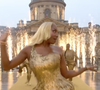 La jeune femme a reproduit la célèbre robe dorée à plumes portée par la star lors de la cérémonie d'ouverture des Jeux Olympiques de Paris 2024.