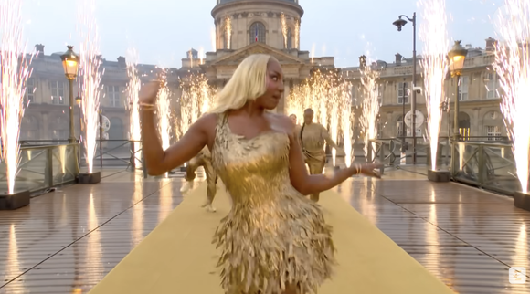 La jeune femme a reproduit la célèbre robe dorée à plumes portée par la star lors de la cérémonie d'ouverture des Jeux Olympiques de Paris 2024.