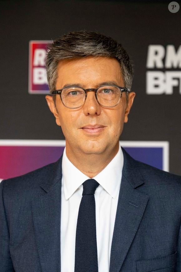 Il a présente le 20H BFM. 
Maxime Switek au photocall de rentrée des journalistes de BFM RMC dans les locaux du groupe CMA CGM à Paris, France, le 26 août 2025. © Pierre Perusseau/Bestimage