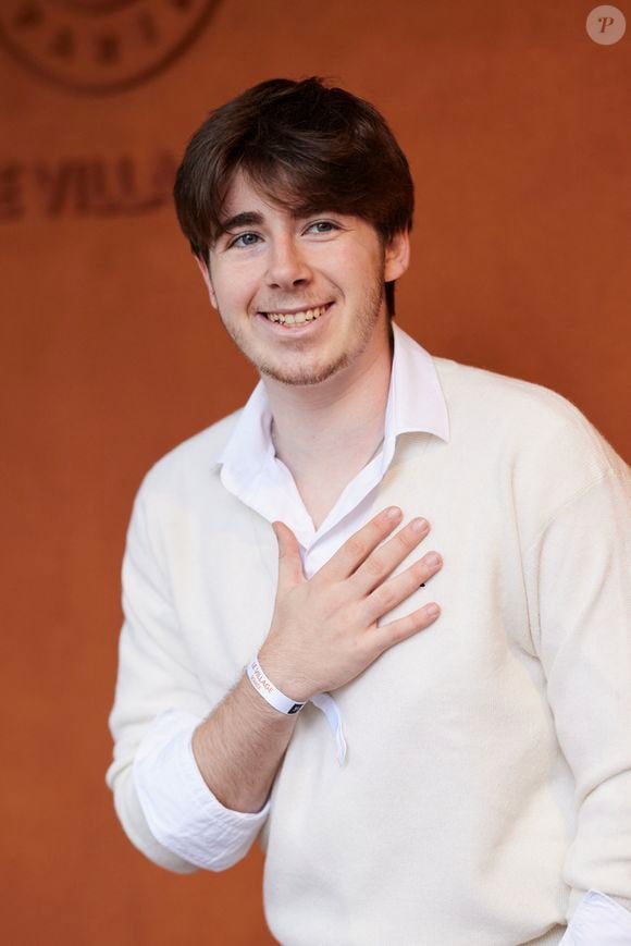 Aux côtés de sa mère et de son frère cadet Léon (20 ans), Oscar s’est lancé en 2019 dans une aventure entrepreneuriale en fondant une société civile immobilière (SCI), baptisée SCI Fairy.

Oscar Bruel au village (night session) lors des Internationaux de France de tennis de Roland Garros 2024, à Paris, France, le 31 mai 2024. © Jacovides-Moreau/Bestimage