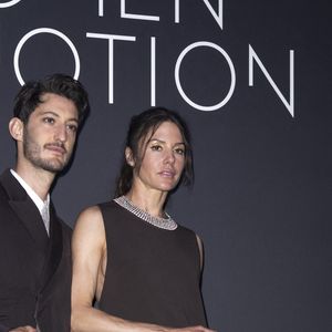 Pierre Niney et sa compagne Natasha Andrews - Photocall du dîner "Women in Motion" par le groupe Kering, Place de la Castre, lors du 77ème Festival International du Film de Cannes le 19 mai 2024. © Olivier Borde/Bestimage